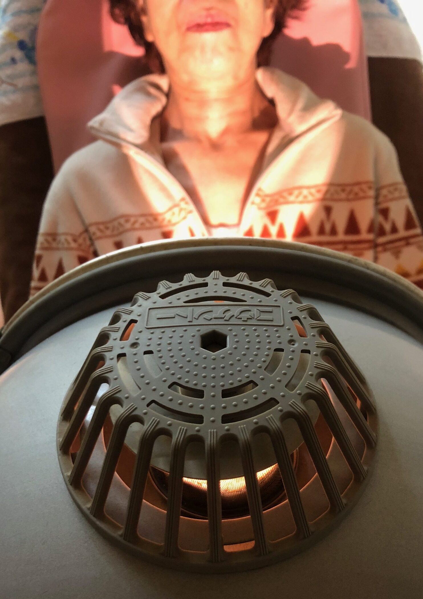 毎週1回のたんぽぽ光線で喉と足裏部だけを当てに来る70代女性の患者様。風邪やインフルエンザに罹らなくなっただけでなく、体力が付いた。