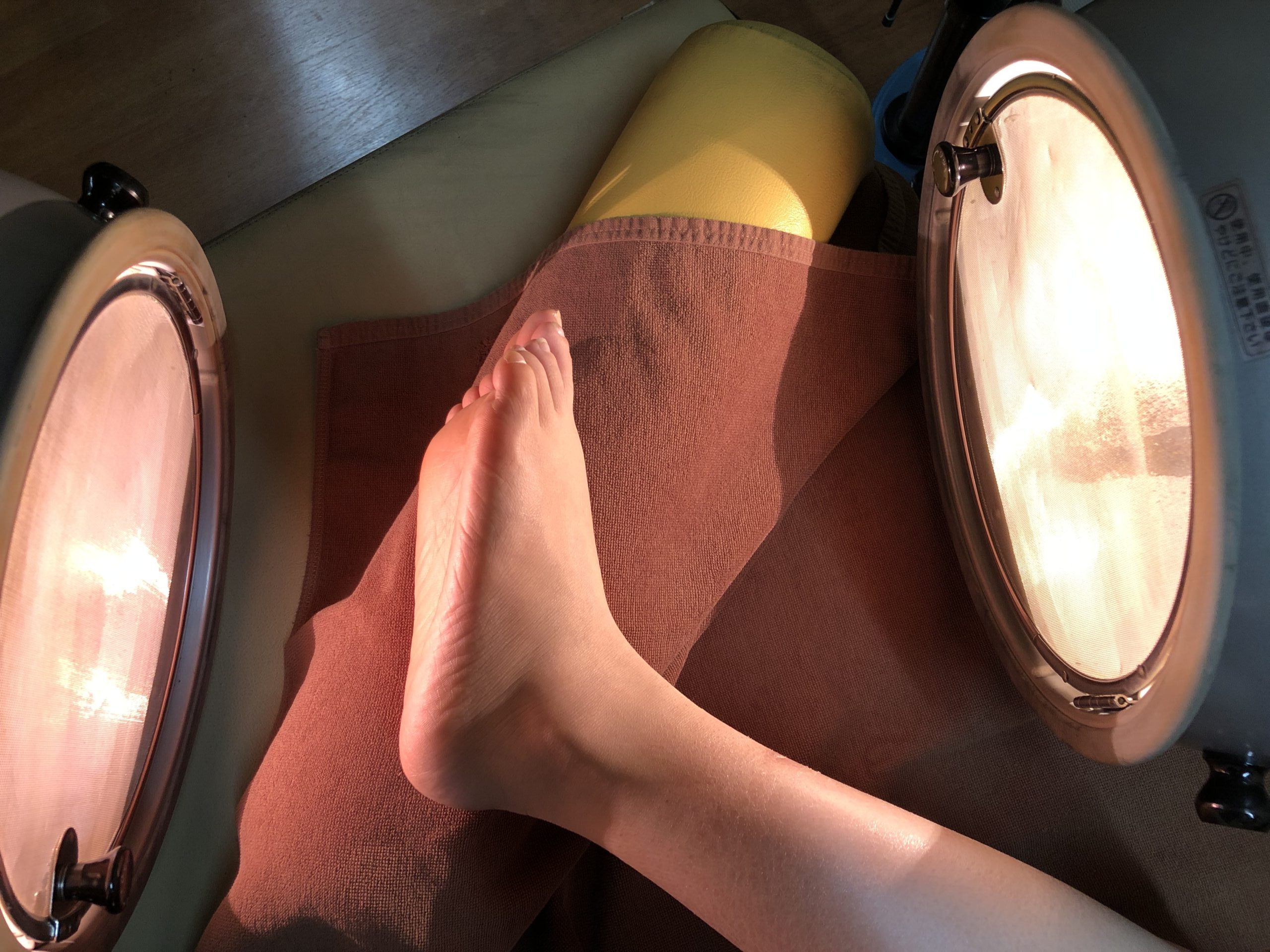 ガニ股の方は、腰痛(脊柱管狭窄症)・坐骨神経痛・足がつる・膝や太ももの外側が痛いなどの症状が必ず出ます。しっかりと両足をそろえてコウケントー光線治療を受けてくださいね。