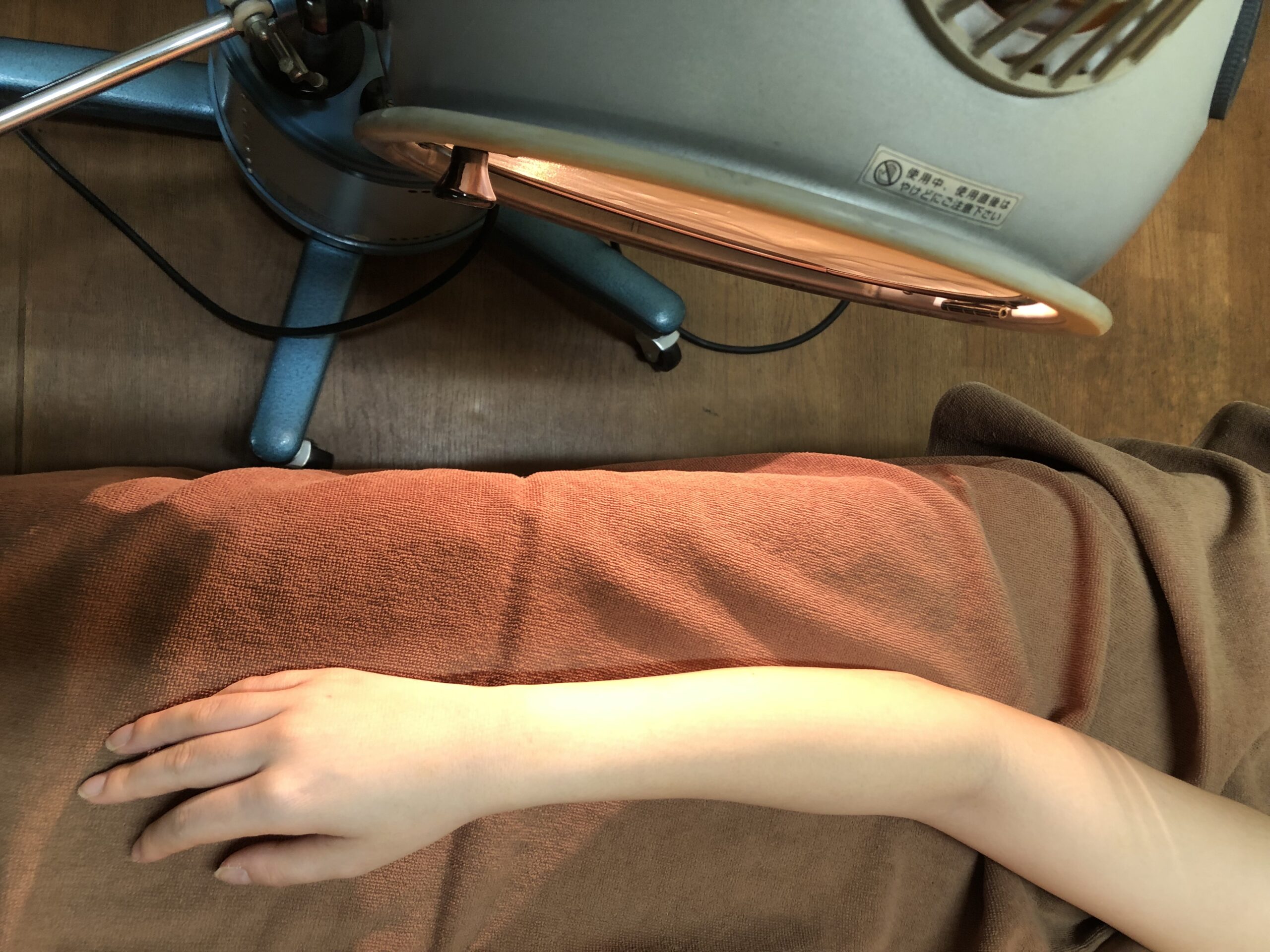 坐骨神経痛・腰部脊柱管狭窄症などの足のしびれ、頚肩腕症候群・胸郭出口症候群・頚椎症などの手のしびれのコウケントー光線治療照射方法。